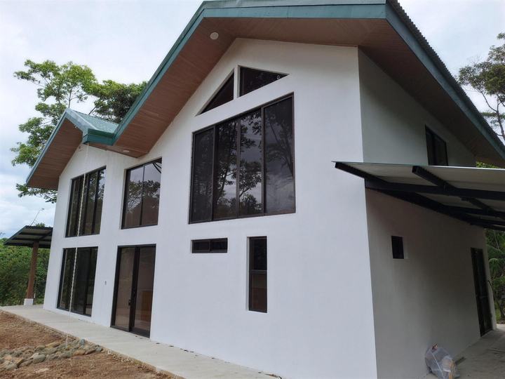 Casa con toda la ventanería instalada